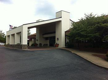 Holiday Lodge Hotel Oak Hill Exterior photo